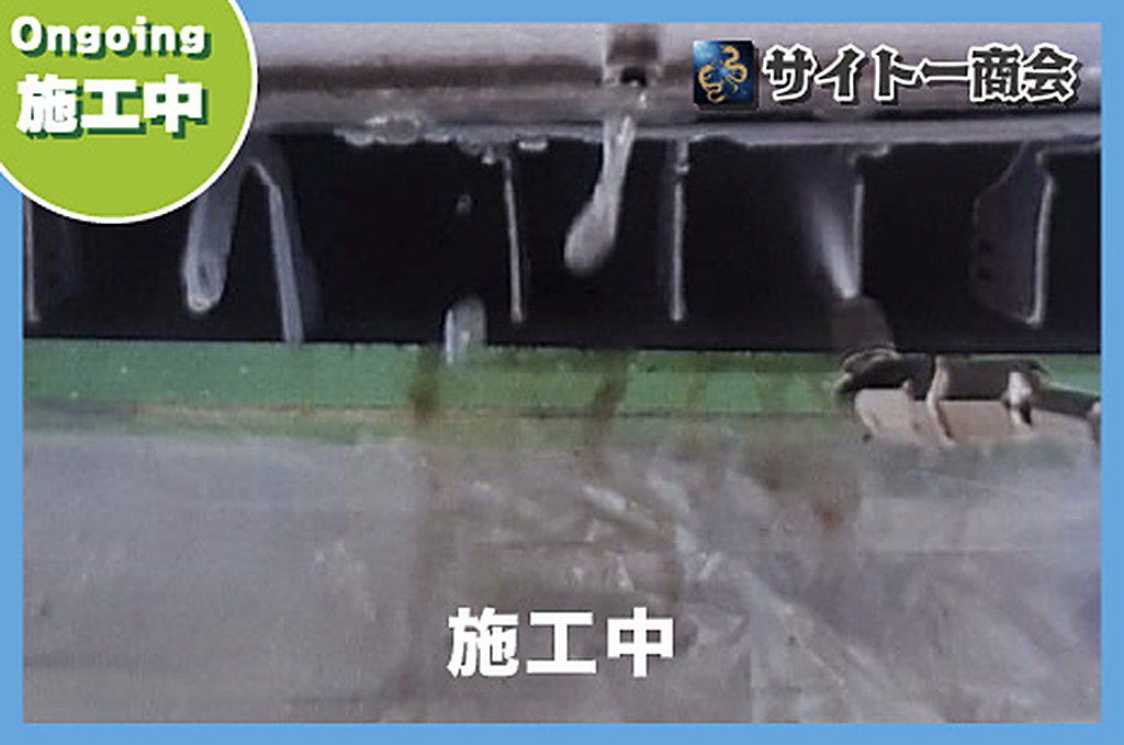 養生をして、エアコン内部を洗浄液で洗い流している施工中の様子